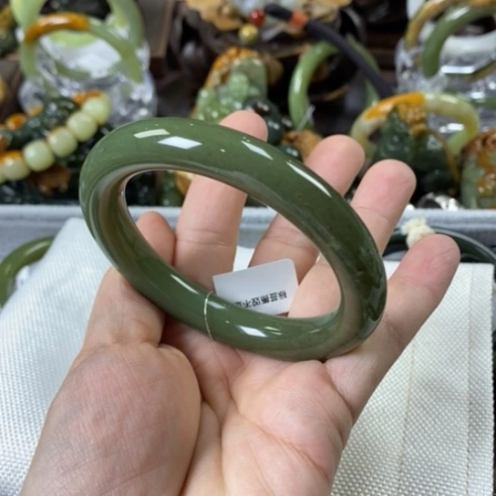 透闪石质玉手镯未镶嵌庹