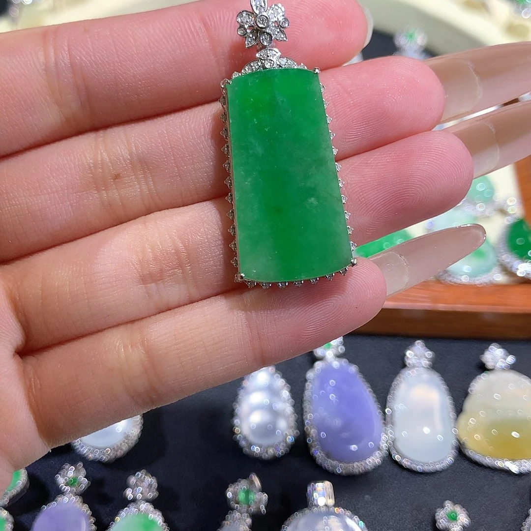 翡翠18K金镶嵌颈饰阳绿无事牌