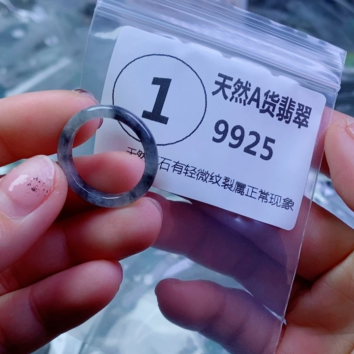 翡翠颈饰未镶嵌往****烟吊坠