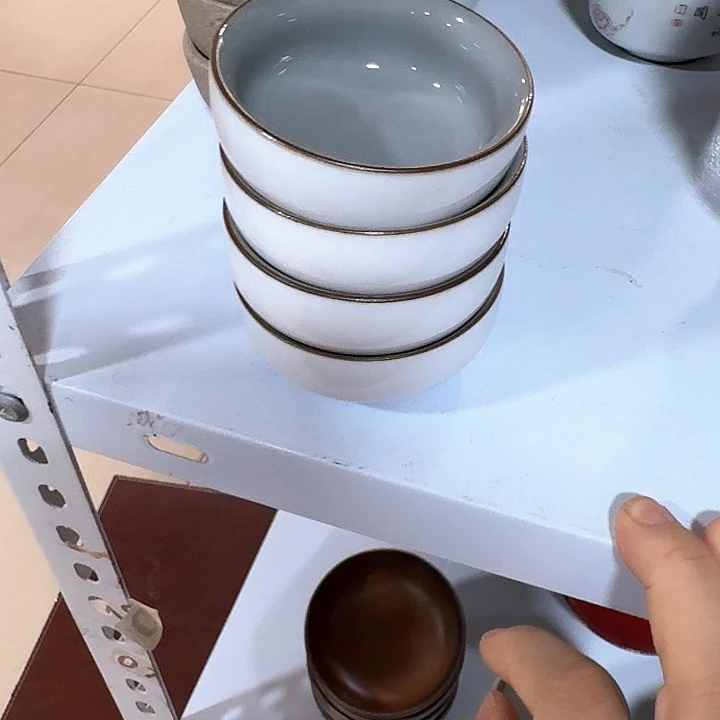 主人杯一个，瓷。。品茗