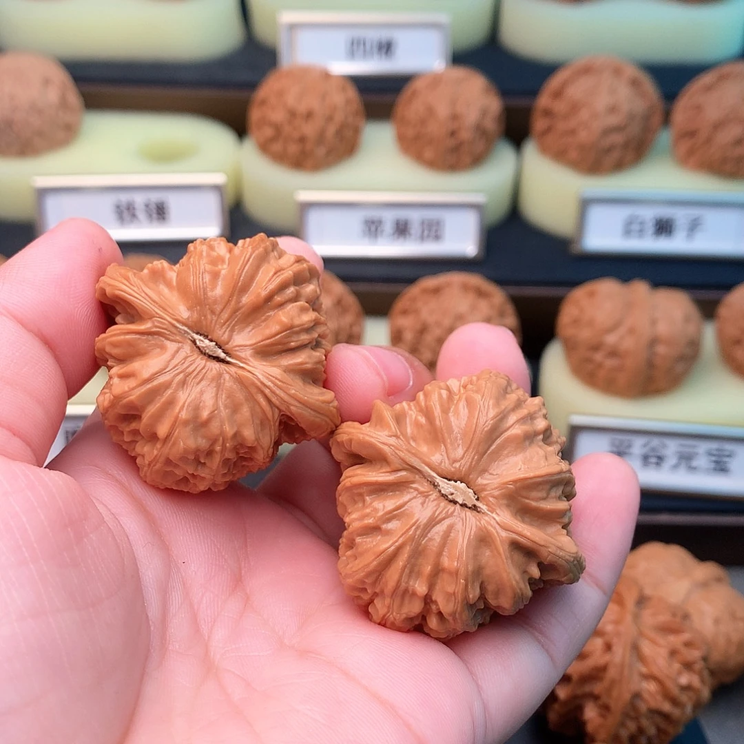 ****️文玩核桃吊坠112号三角白39+