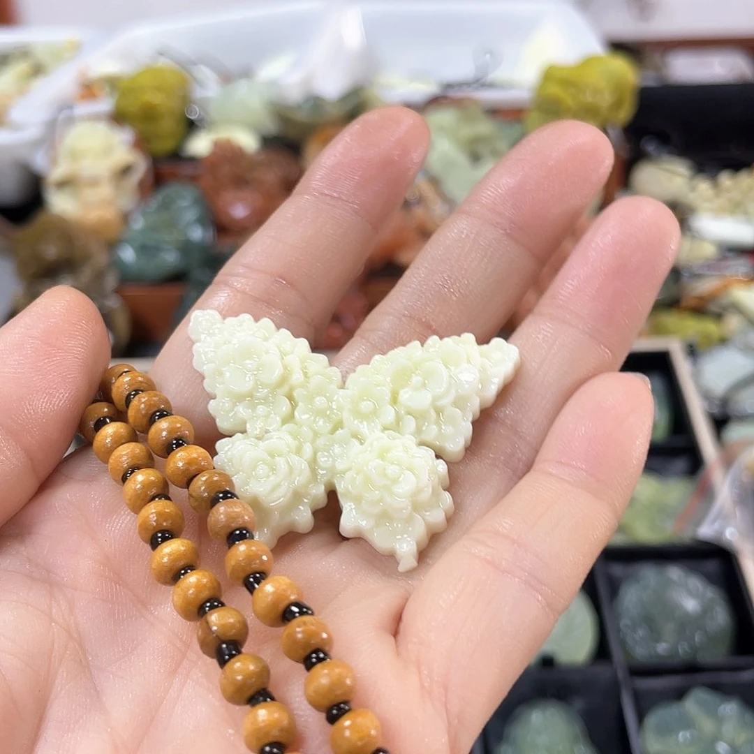 蛇纹石玉颈饰合金