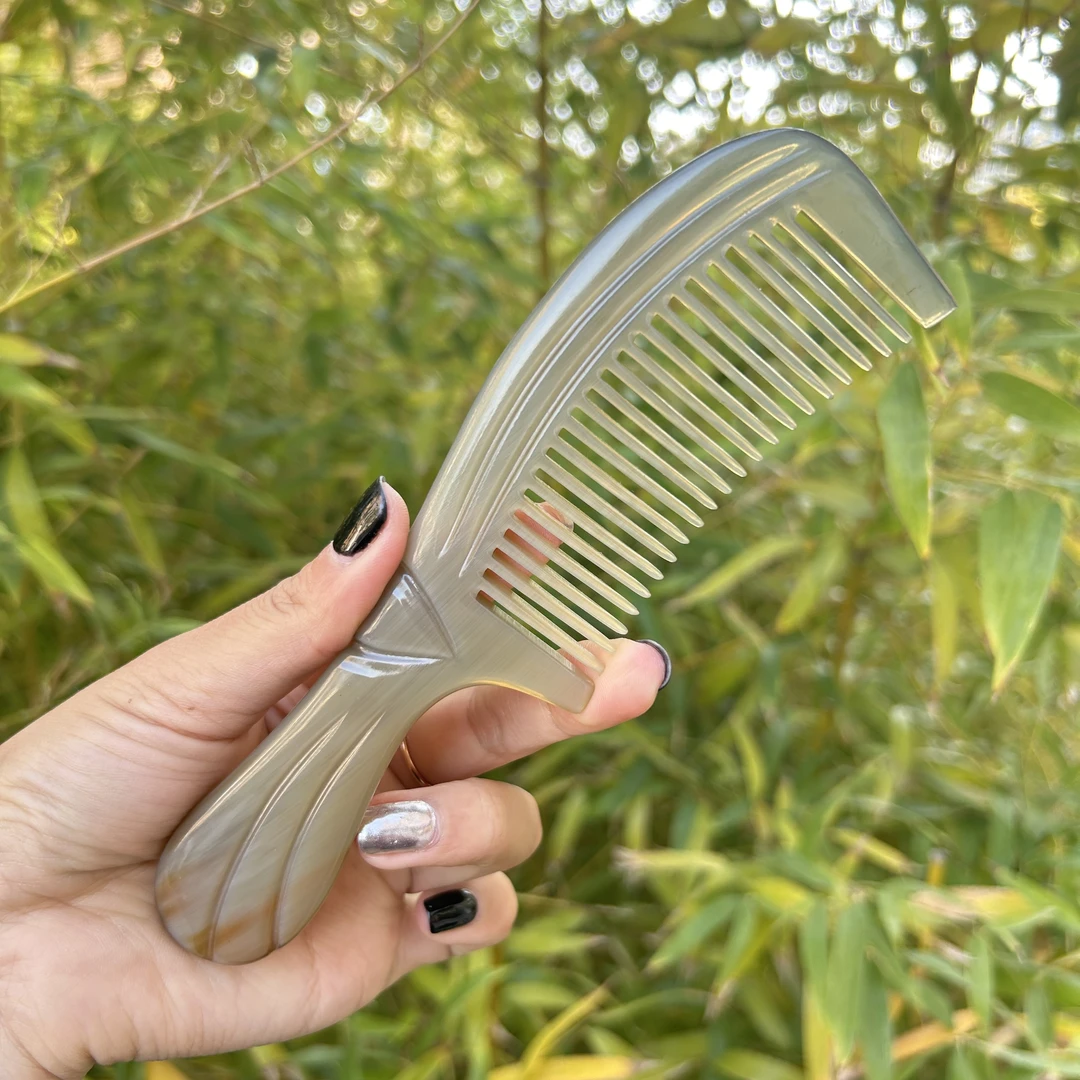 精品白牦牛角手柄桃心梳（二品货）现货发货 家居旅游通用款式