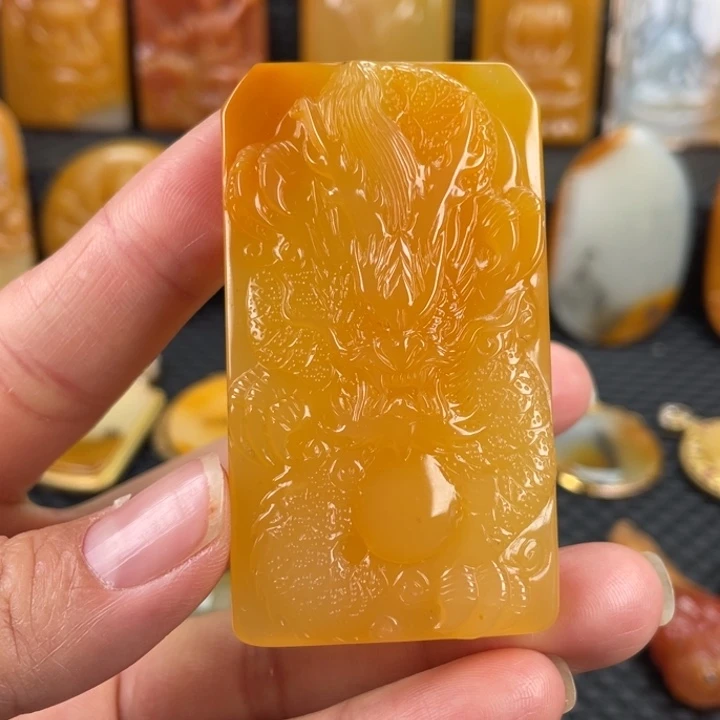 石英质玉（黄龙玉）未镶嵌颈饰