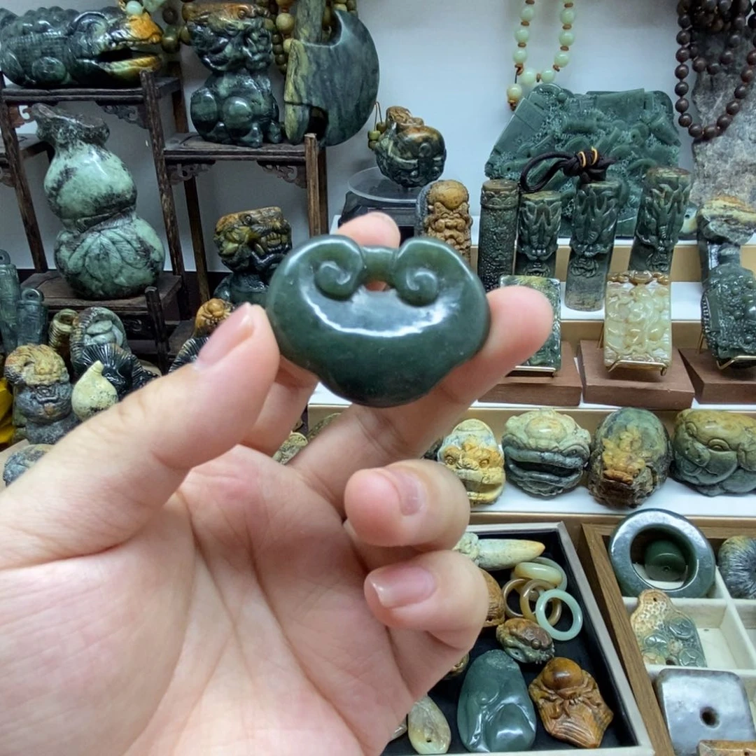 未镶嵌岫岩河磨玉（透闪石质玉）把件