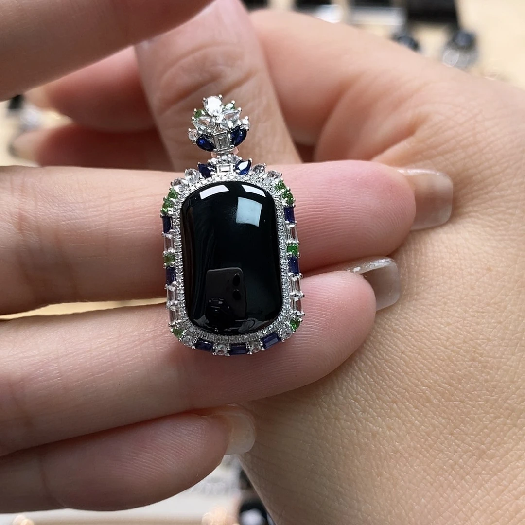 翡翠颈饰18K金镶嵌墨翠