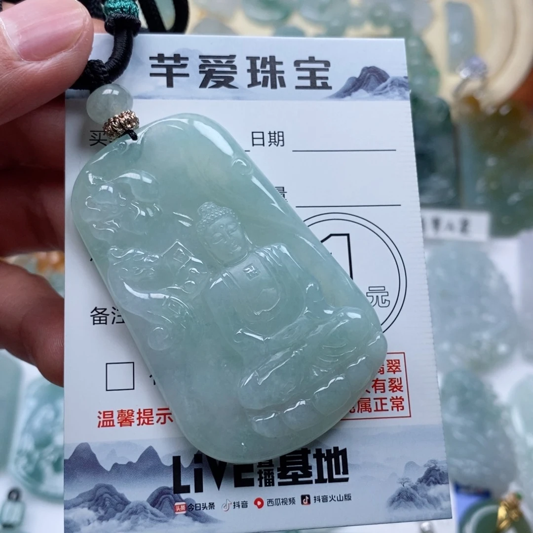 颈饰未镶嵌翡翠?大日如来佛