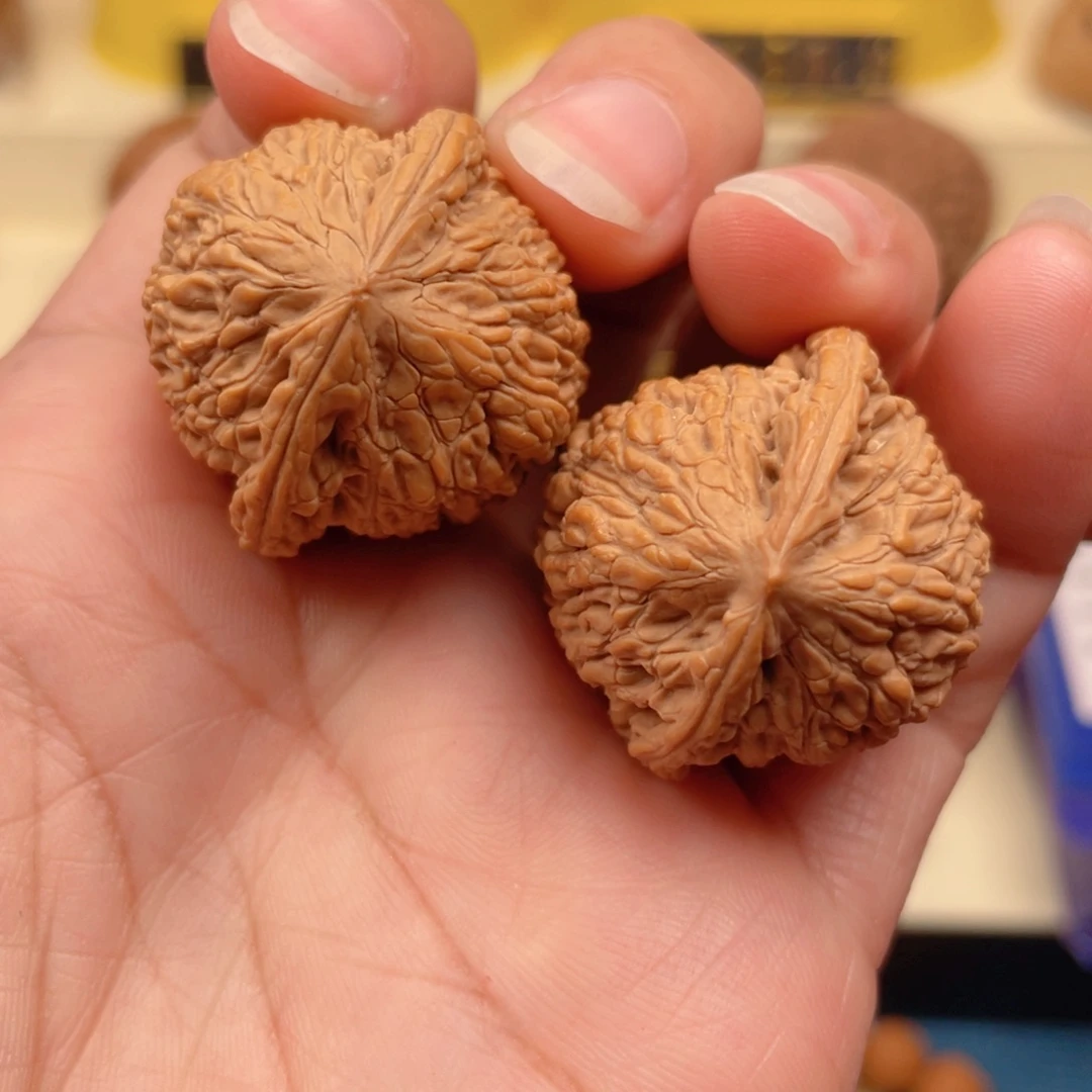 文玩核桃把件红宝石手捻31