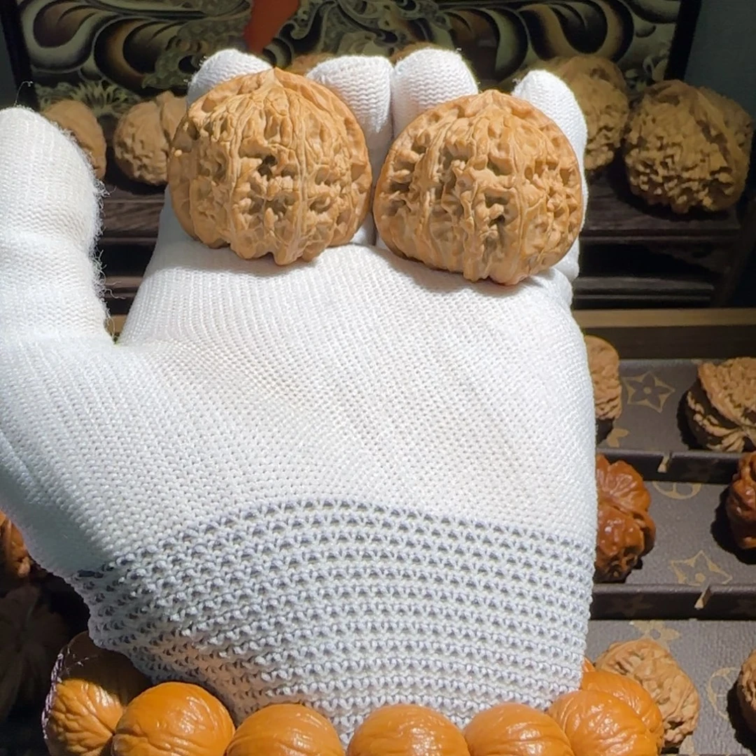 三角白39文玩核桃