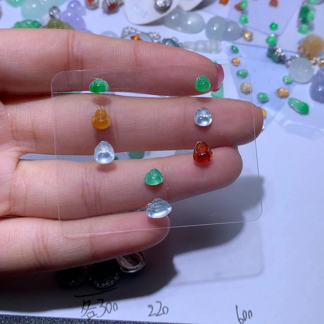 翡翠未镶嵌颈饰8件佛