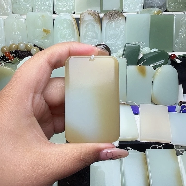 颈饰未镶嵌和田玉云**。