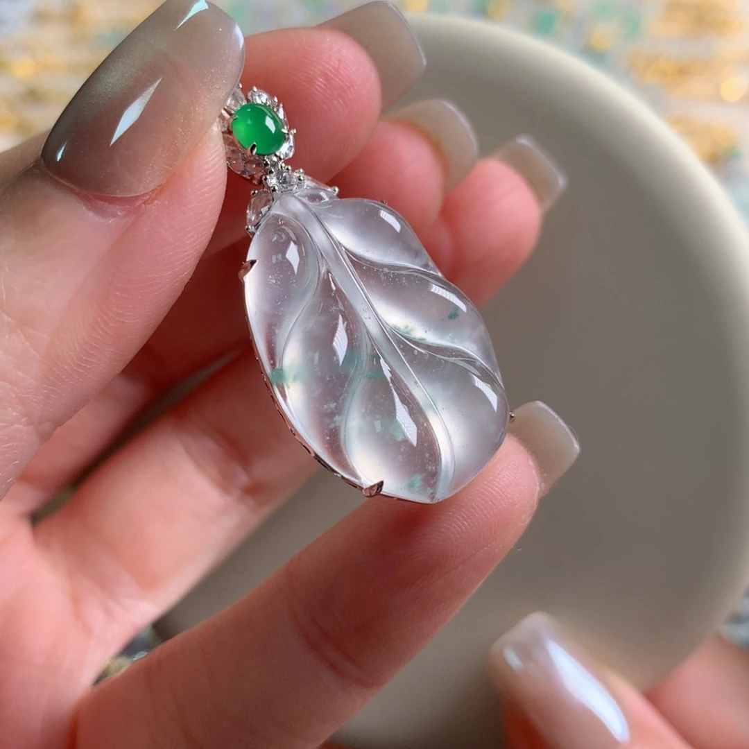 颈饰18K金镶嵌翡翠吊坠