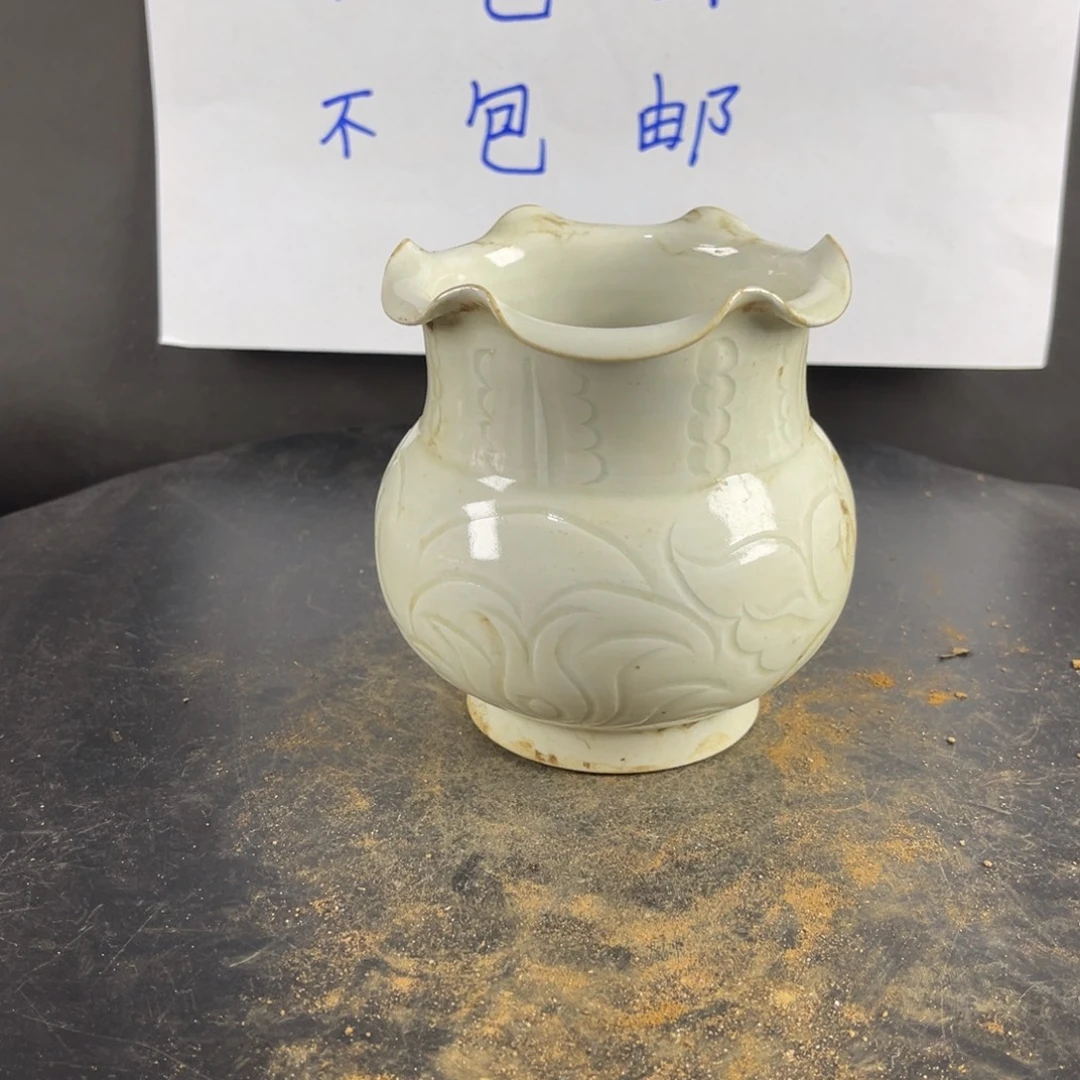 罐漂亮的小瓷器和