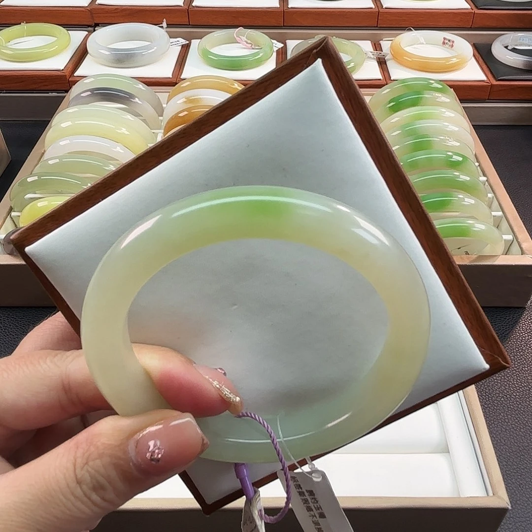 和田玉未镶嵌手镯高冰点翠