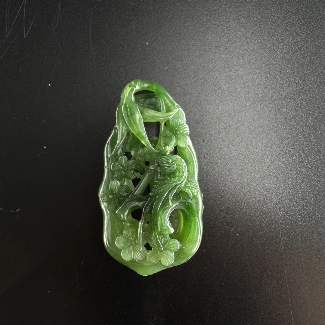 25和田碧玉喜上眉梢吊坠/284867保利厦门拍卖