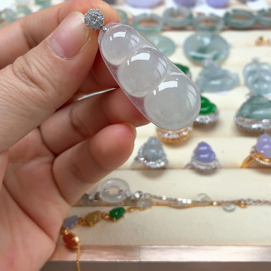 翡翠18K金镶嵌颈饰翡翠豆子