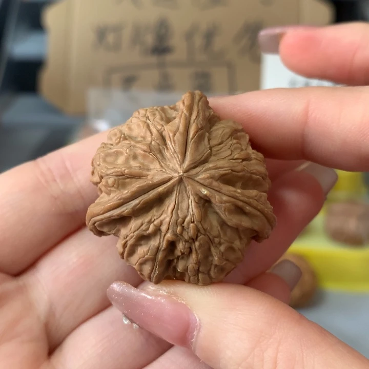 运***力吊坠文玩核桃异形单只，有瑕疵