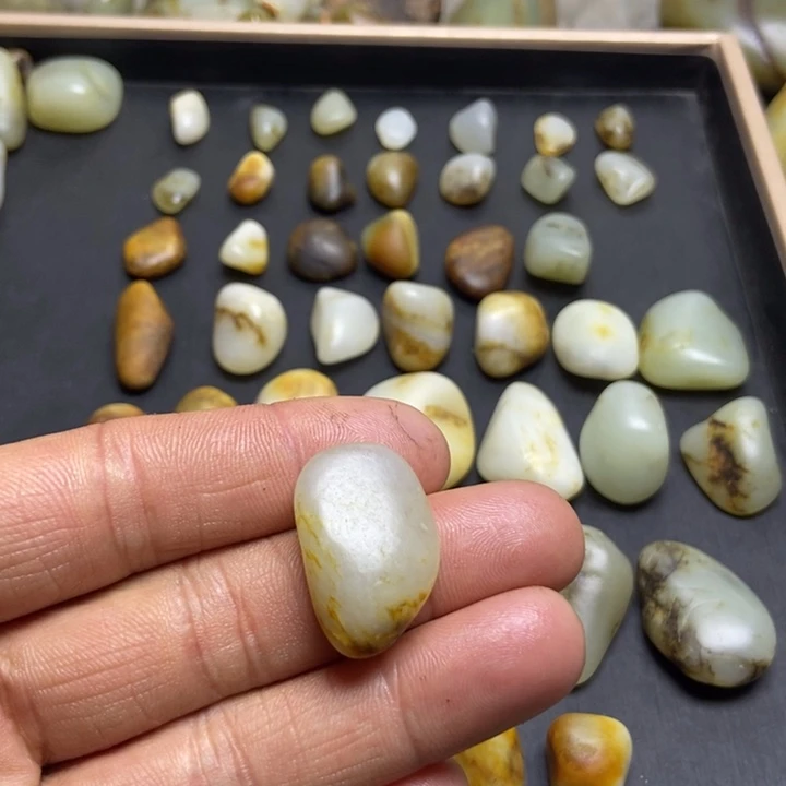 M***Q和田玉（糖玉）未镶嵌珠宝奇石