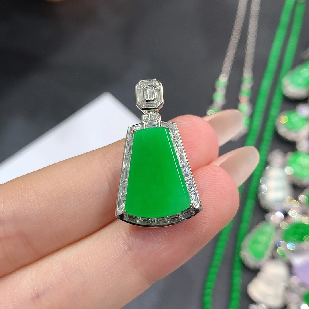 翡翠18K金镶嵌颈饰起冰正阳绿无事牌 48小时鉴赏期