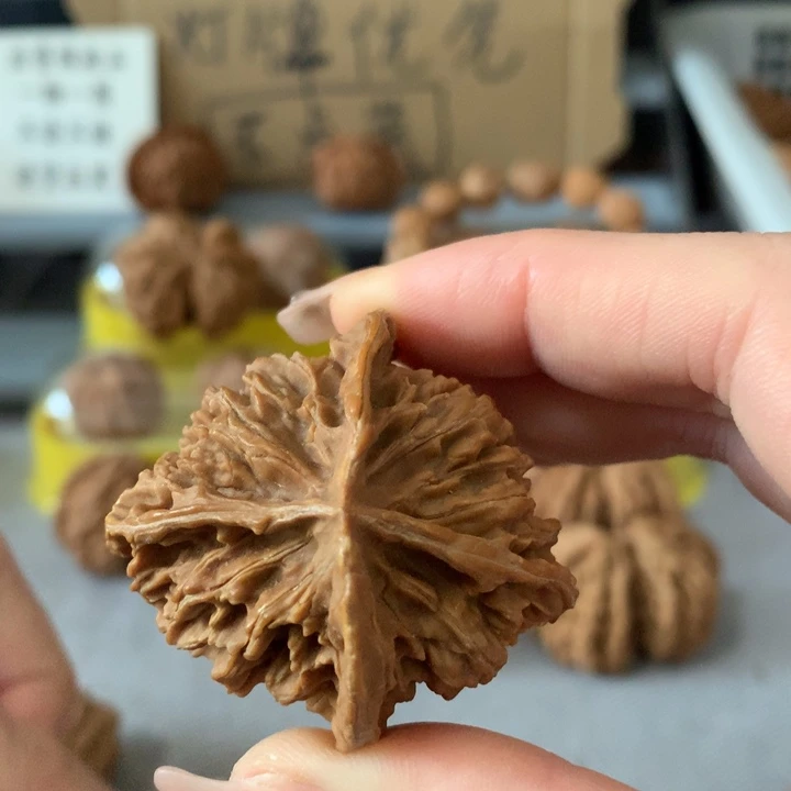 F***七文玩核桃吊坠异形单只，有瑕疵