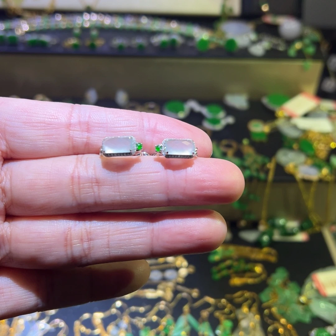 颈饰18K金镶嵌翡翠耳包