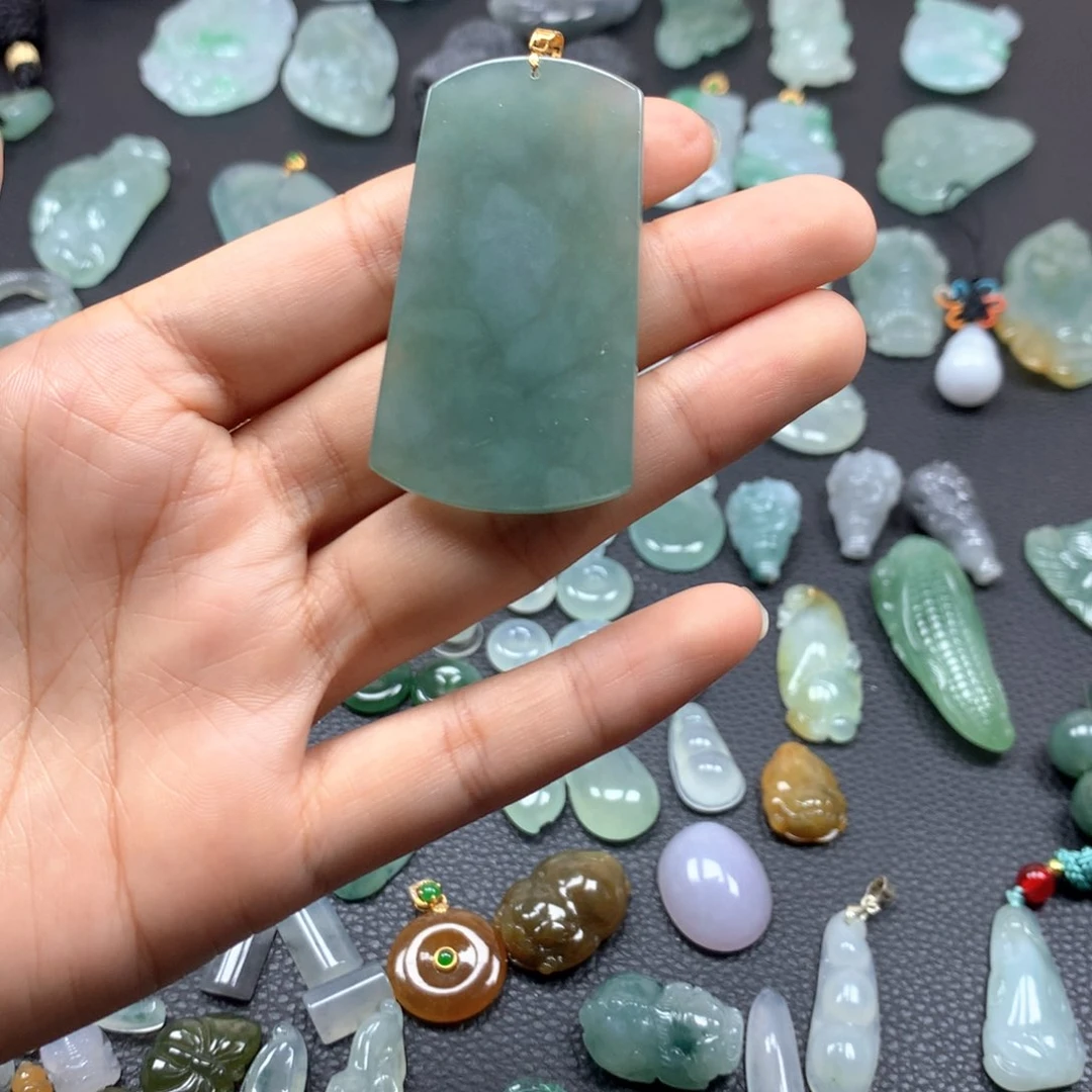 翡翠未镶嵌颈饰无事牌