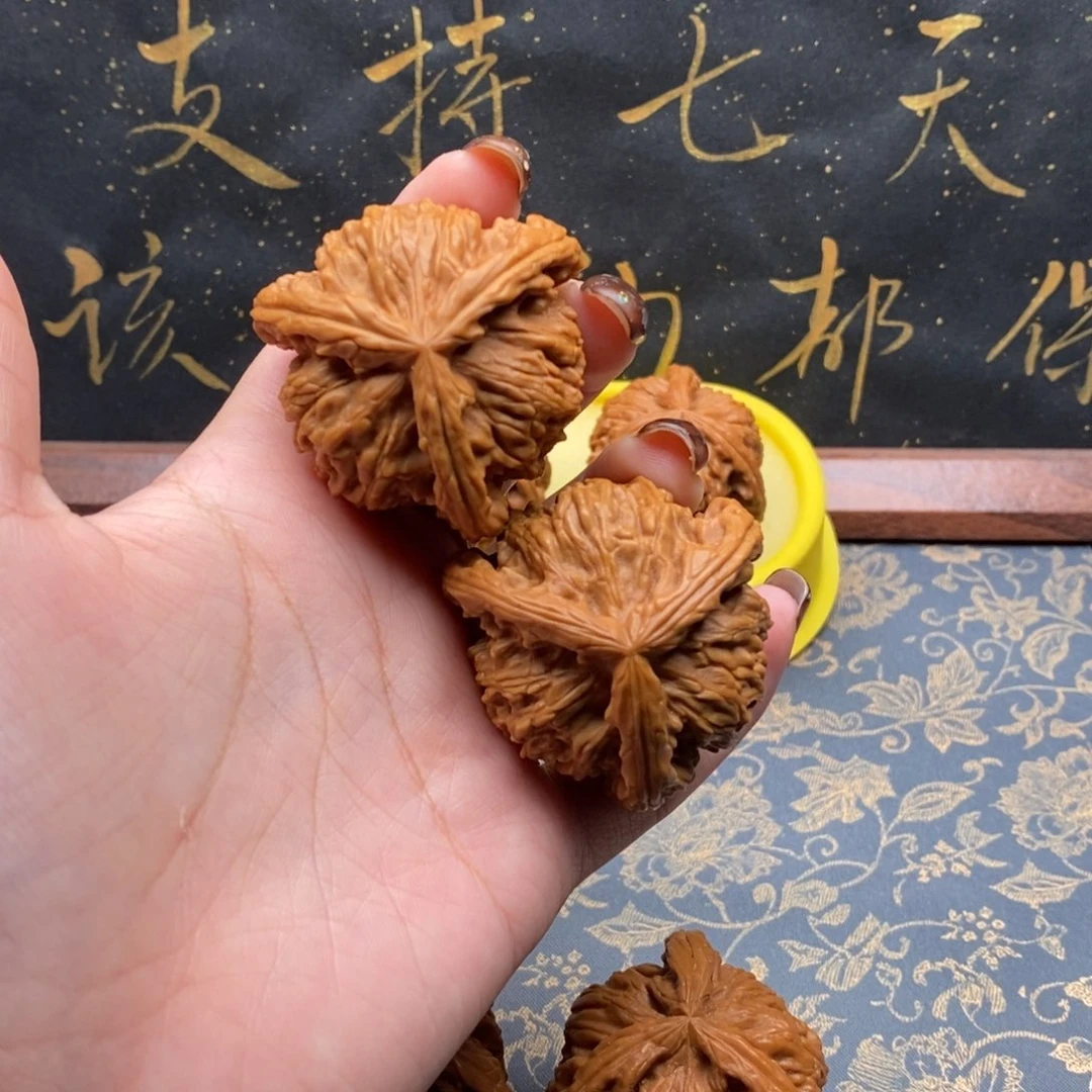 吊坠文玩核桃为**己白狮子
