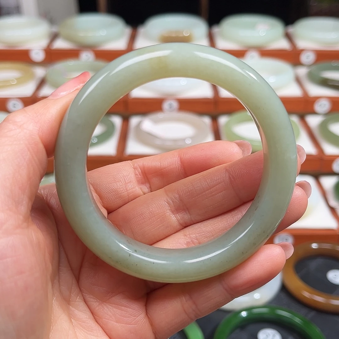 和田玉未镶嵌手镯