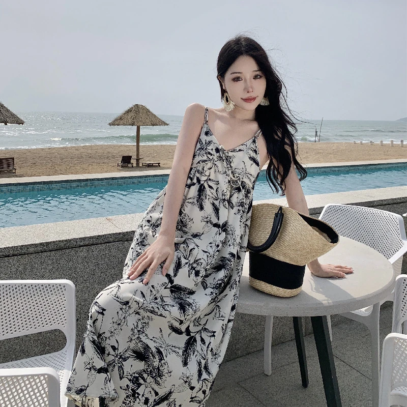 黑色碎花连衣裙女夏季新款法式复古水墨画吊带裙高级海边度假裙子