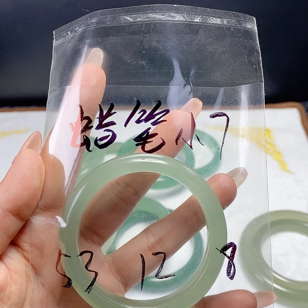 未镶嵌手镯石英岩玉蜡***?