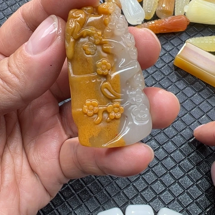 石英质玉（黄龙玉）颈饰未镶嵌