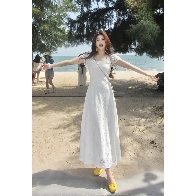 【罗马假日】甜辣多多2025夏季新款方领显瘦收腰雕花短袖连衣长裙女