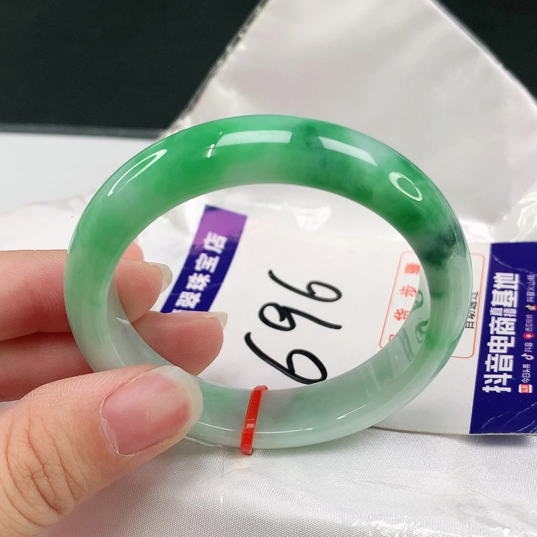 翡翠手镯未镶嵌翡翠