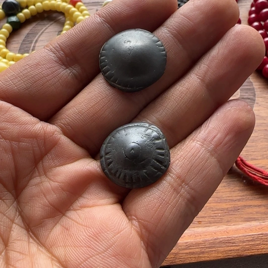 琉璃手工艺品藏弟出品，拖甲扣子两个