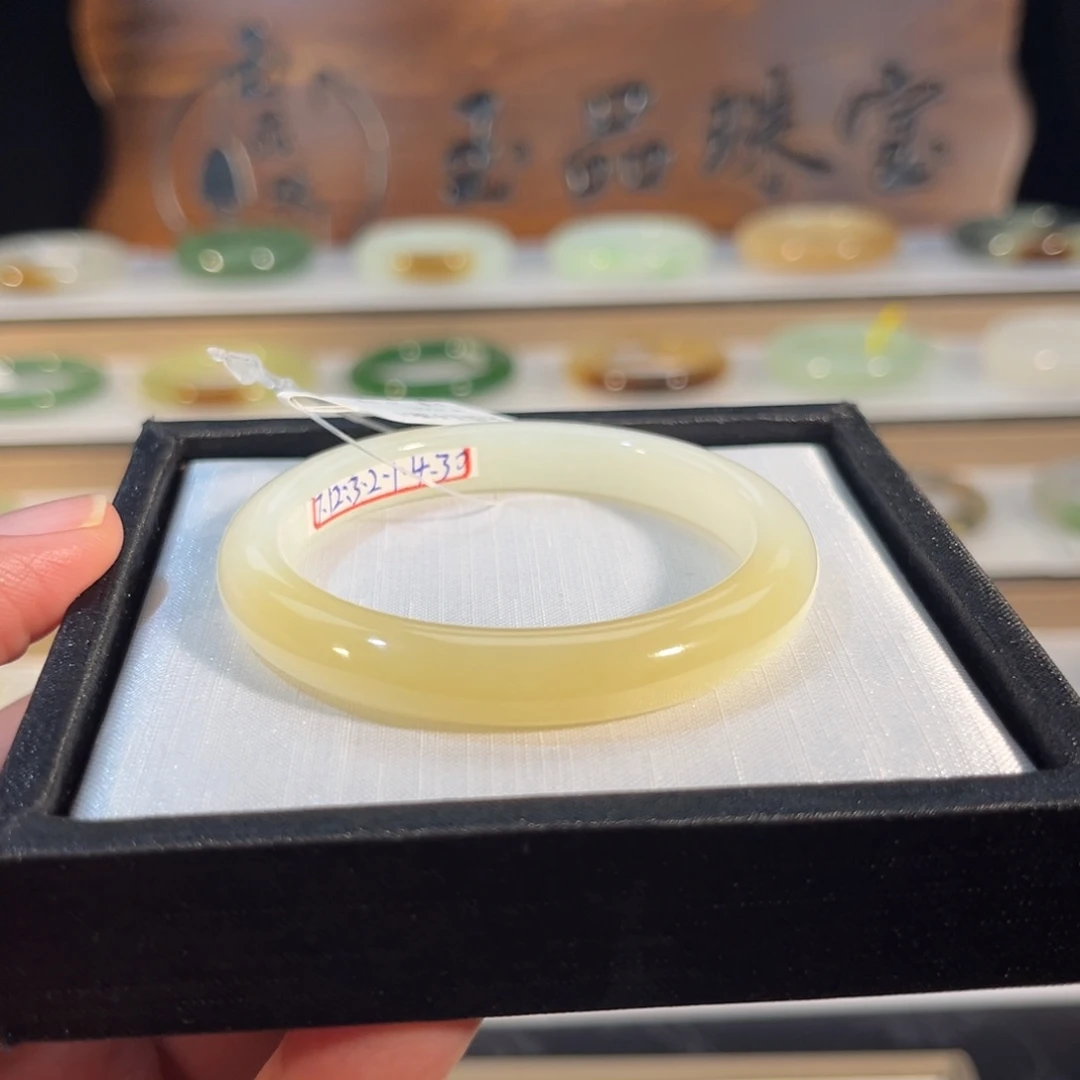 和田玉未镶嵌手镯糖白美人条