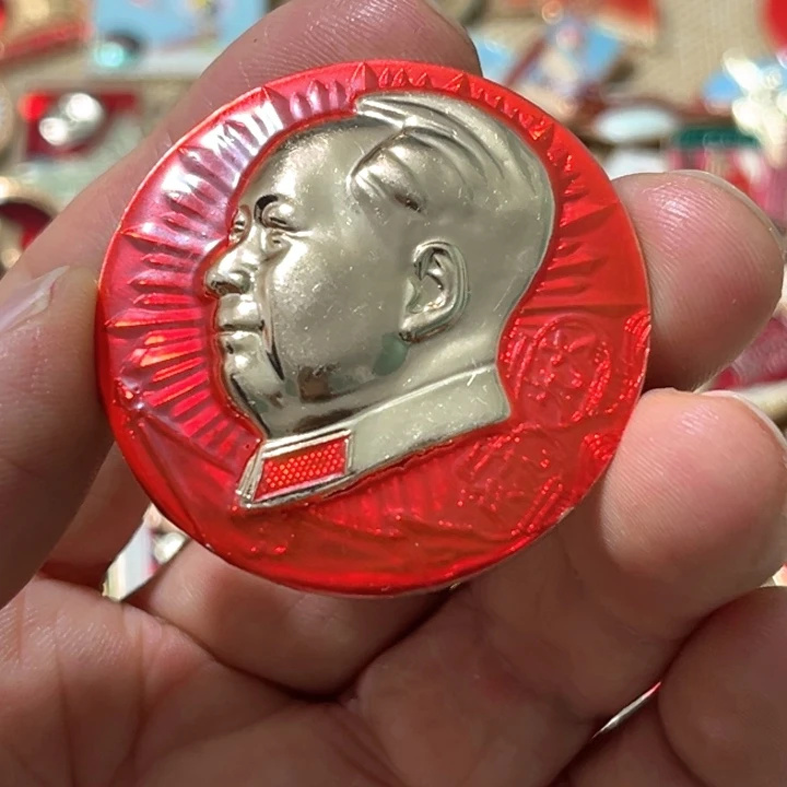 单***下其他普通金属普通纪念章一枚