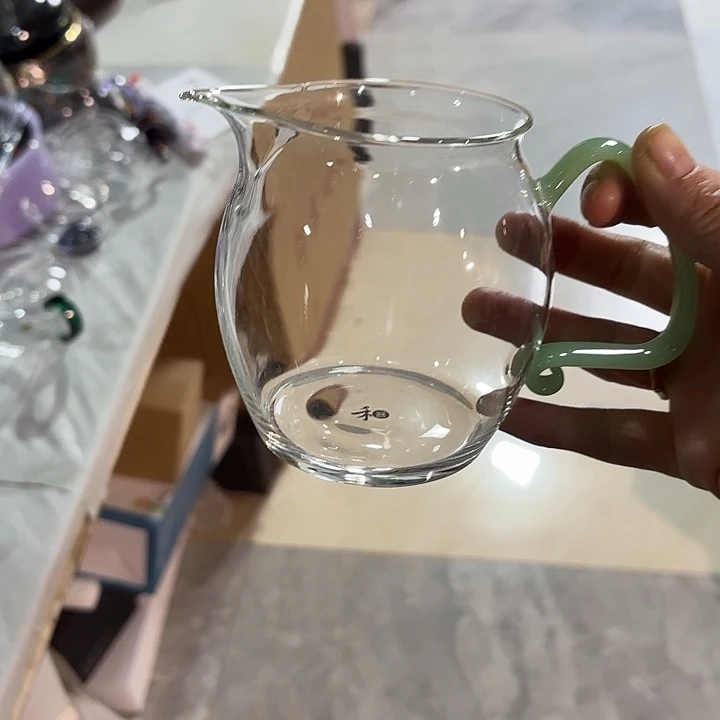 公杯浅玉把。