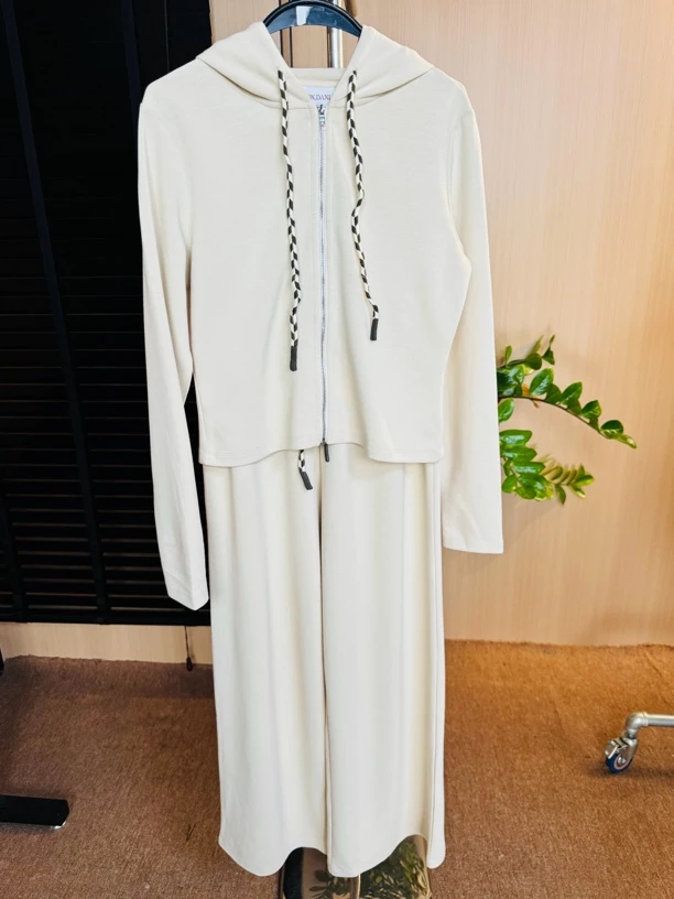 连帽休闲外套杏色