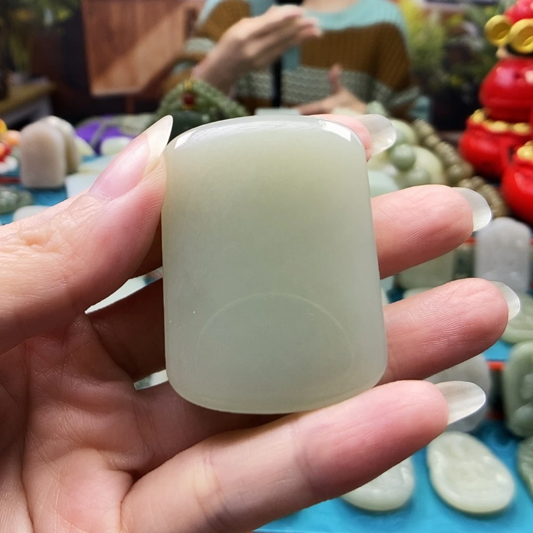 魏****和田玉未镶嵌颈饰