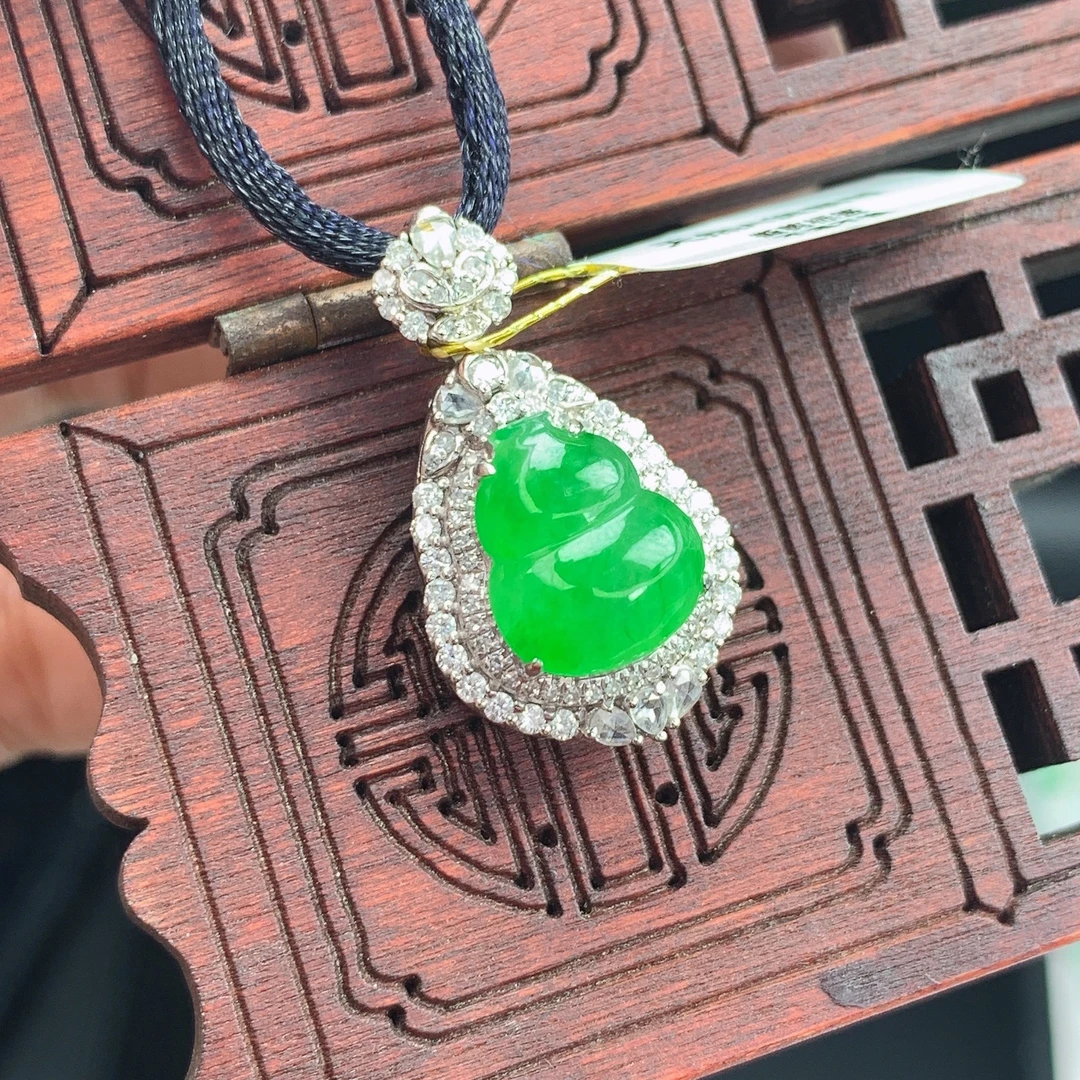 缅甸A货翡翠正阳绿色18k金镶嵌吊坠qqT卡20-16.2-9.6mm