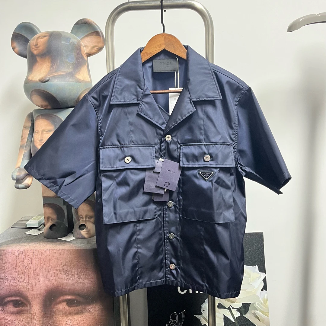 全新未使用 Prada/普拉达 三角钢标短袖外套尺码：S衣长66胸围54