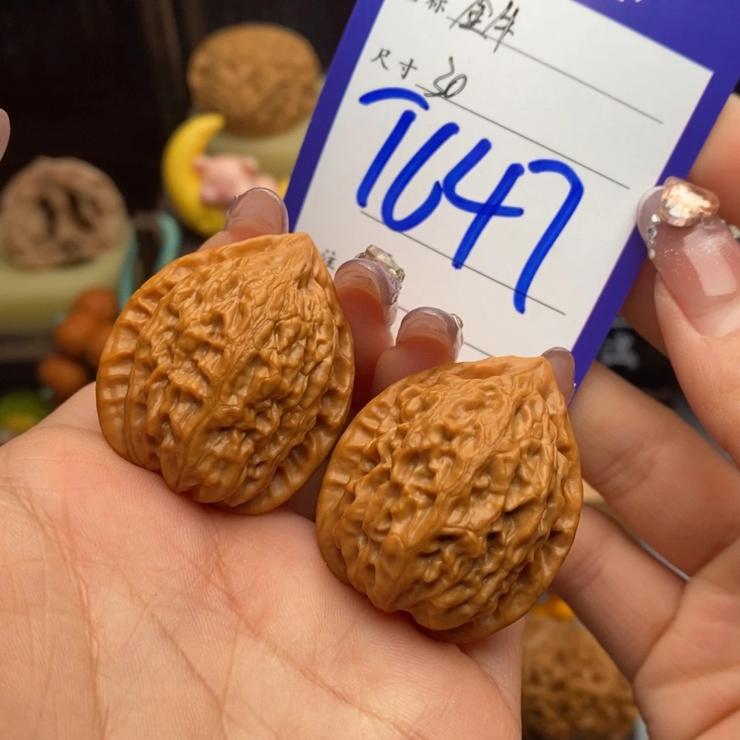 文玩核桃吊坠金牛