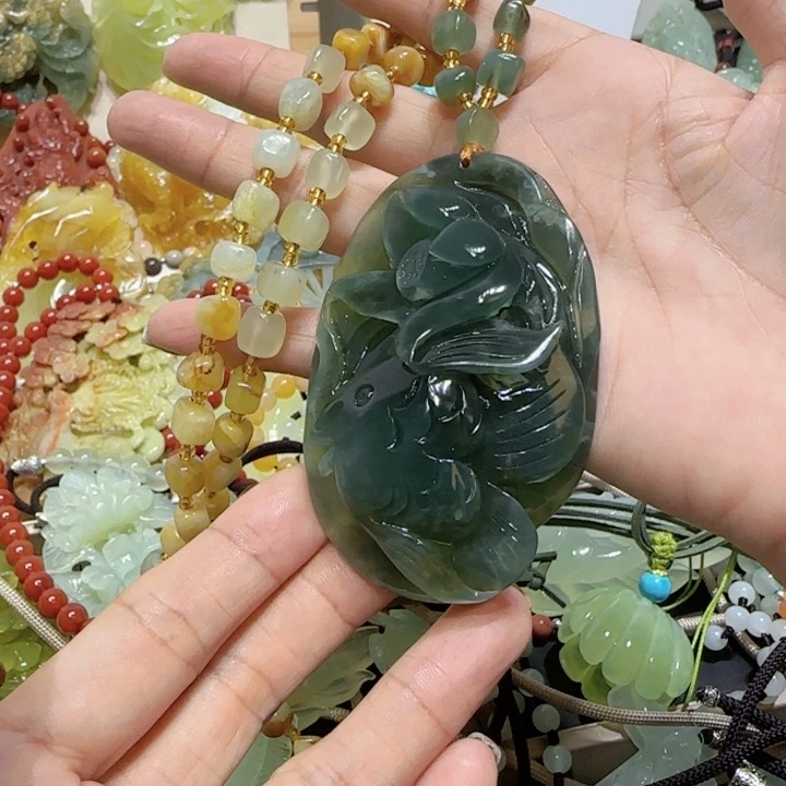 未镶嵌蛇纹石玉吊坠