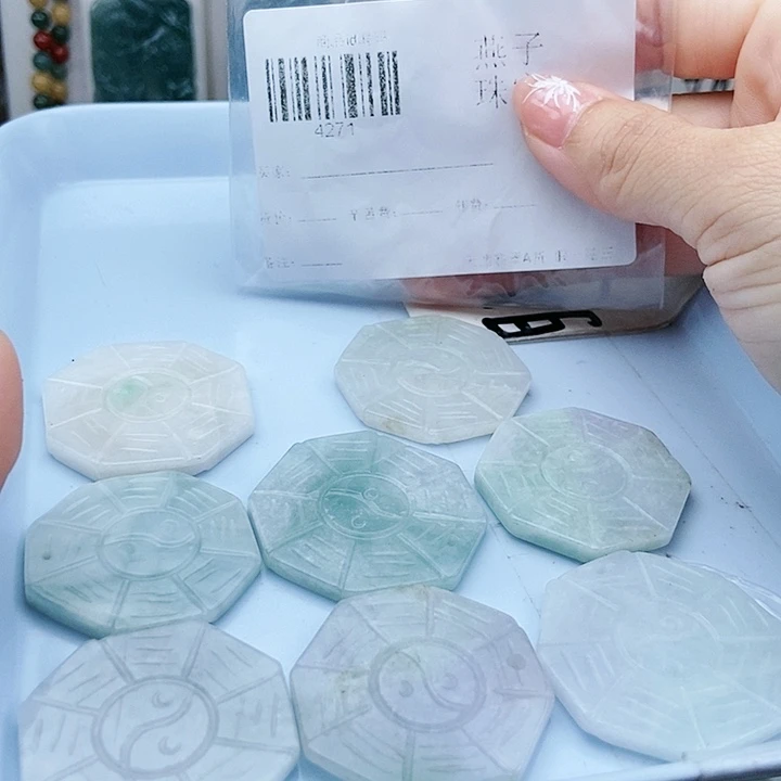 颈饰足铂镶嵌翡翠翡翠