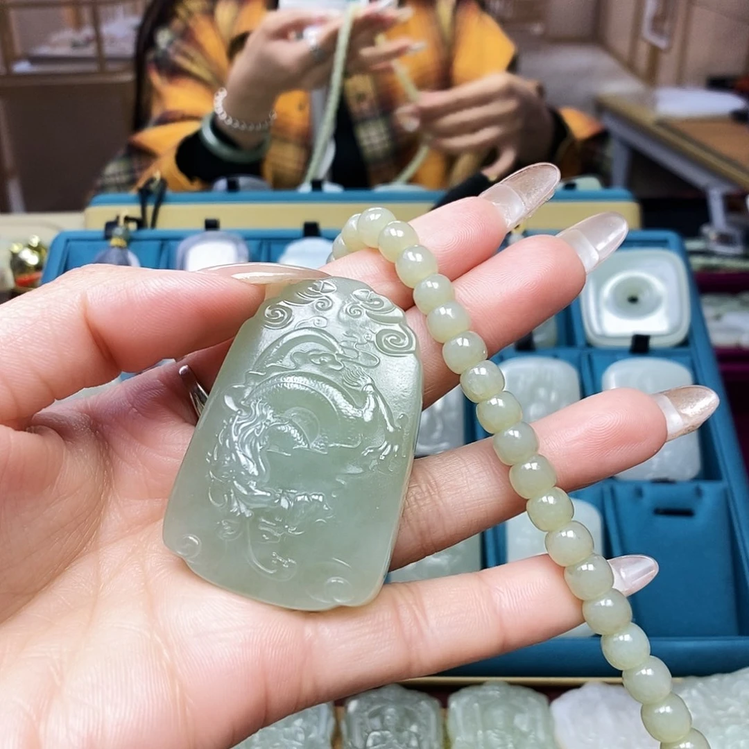 和田玉颈饰未镶嵌老****?