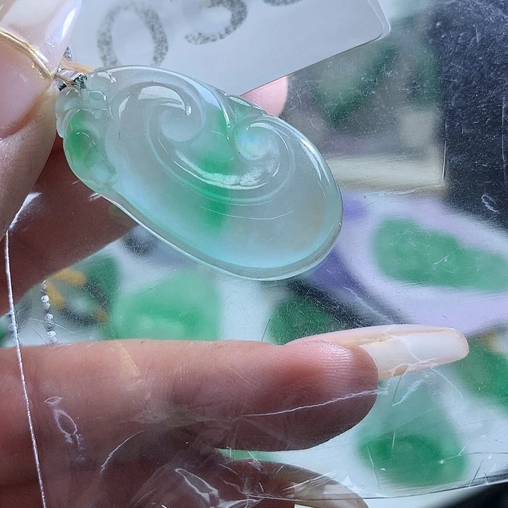 翡翠未镶嵌吊坠(赠链)翡翠