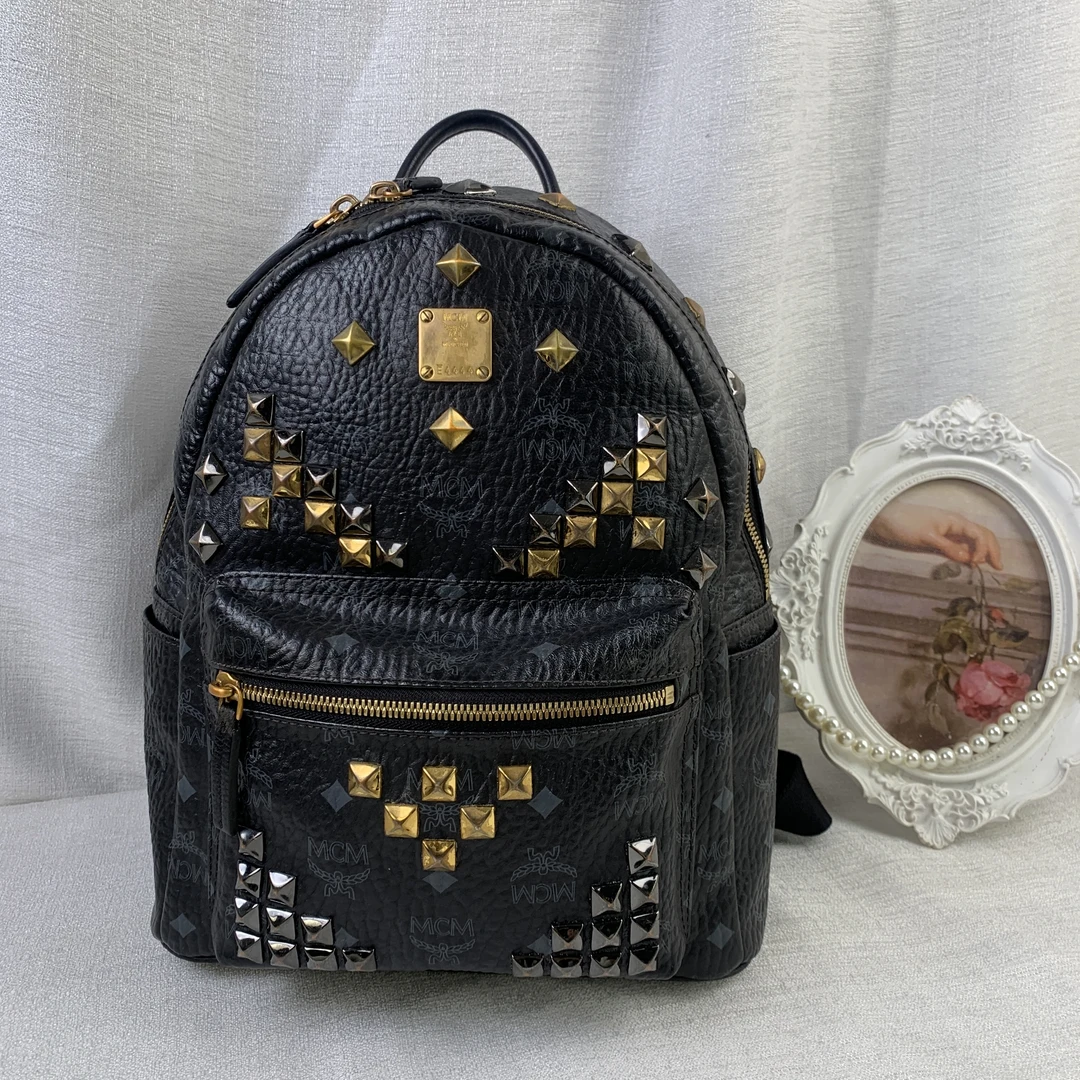 95新 MCM 26黑色铆钉小号双肩包/EE11625004/5004