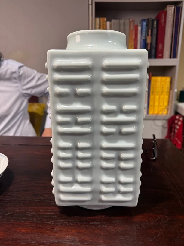 粉青釉四方琮式瓶