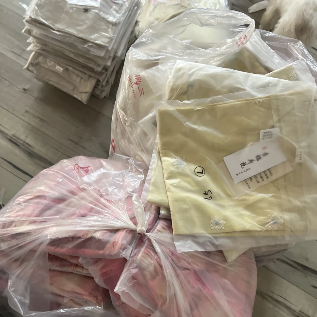 女装断码不规则处理链接上衣