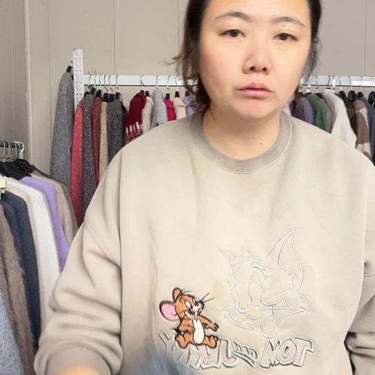 皇室灰色帽衫一件